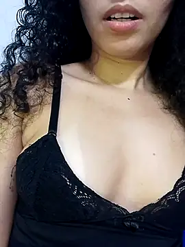 Snapshot of venuseyes25 chatting on May 31, 12:30 am venuseyes25 online show from May 31, 12:30 am
