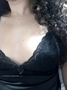Snapshot of venuseyes25 chatting on July 16, 1:11 am venuseyes25 online show from July 16, 1:11 am
