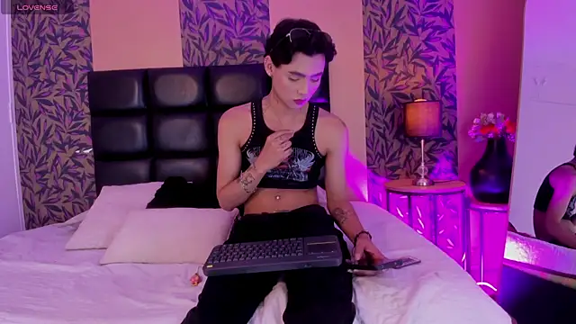 Snapshot of tian_sex chatting on June 18, 10:47 pm tian sex online show from June 18, 10:47 pm