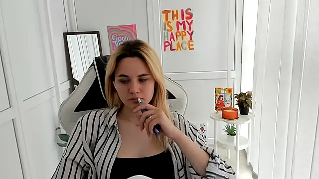 Snapshot of Emma_starrs_ chatting on June 10, 6:45 am Emma starrs online show from June 10, 6:45 am