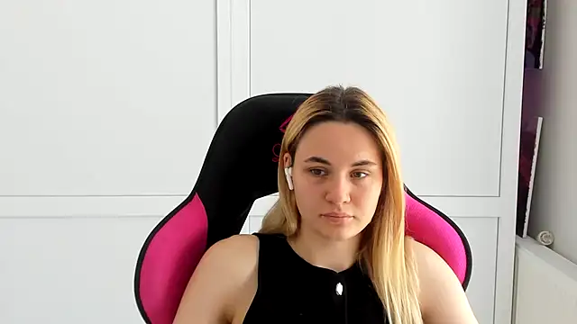 Snapshot of Emma_starrs_ chatting on June 11, 12:36 pm Emma starrs online show from June 11, 12:36 pm