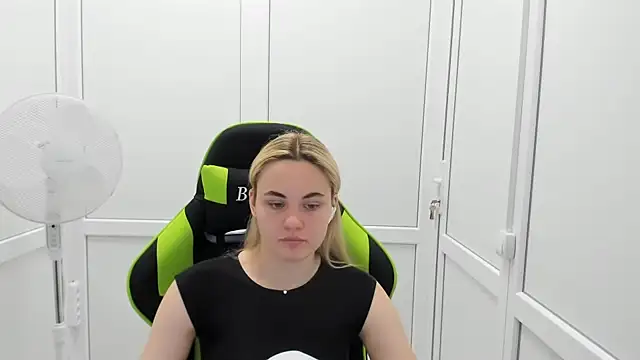 Snapshot of Emma_starrs_ chatting on June 26, 9:46 am Emma starrs online show from June 26, 9:46 am