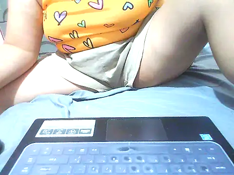 Snapshot of xsweetlover69x chatting on June 17, 6:16 am xsweetlover69x online show from June 17, 6:16 am