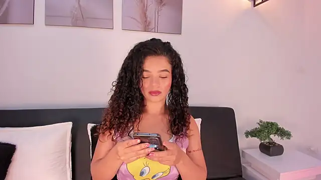Snapshot of katherin_johnson1 chatting on June 25, 11:37 am katherin johnson1 online show from June 25, 11:37 am
