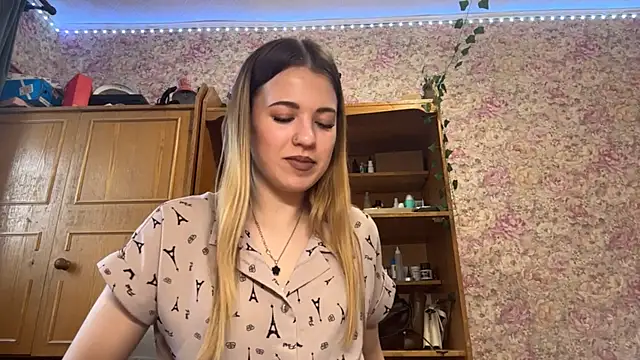 Snapshot of LatvianKat chatting on May 12, 1:19 pm LatvianKat online show from May 12, 1:19 pm