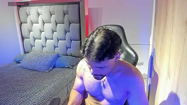 Snapshot of justin_lenox chatting on May 20, 11:33 pm justin lenox online show from May 20, 11:33 pm