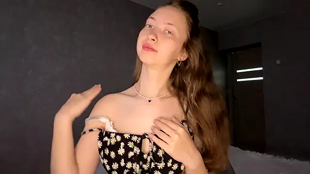 Snapshot of Emily_Mur_ chatting on July 6, 5:04 am Emily Mur online show from July 6, 5:04 am
