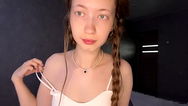 Snapshot of Emily_Mur_ chatting on July 8, 5:01 am Emily Mur online show from July 8, 5:01 am