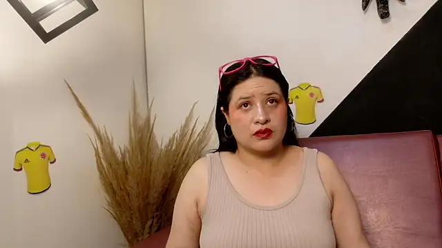 Laura  Castillo  online show from July 1, 12:40 pm