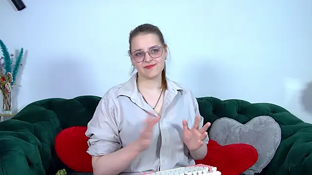 Snapshot of AlexaAvery chatting on May 23, 6:40 am AlexaAvery online show from May 23, 6:40 am