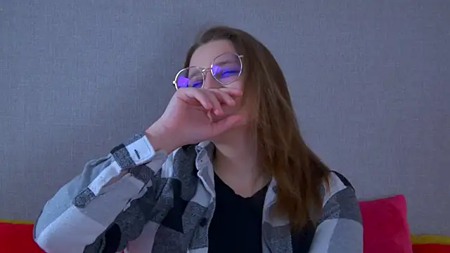 Snapshot of AlexaAvery chatting on July 9, 6:28 am AlexaAvery online show from July 9, 6:28 am