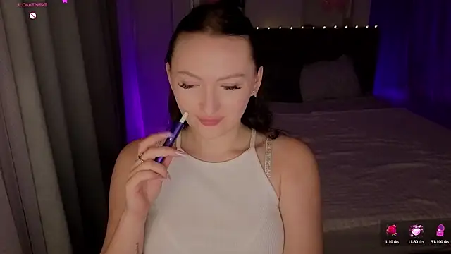 Snapshot of MizLouLou chatting on June 4, 12:49 am MizLouLou online show from June 4, 12:49 am