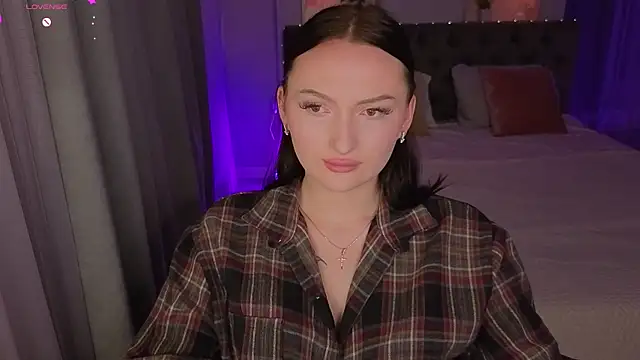Snapshot of MizLouLou chatting on June 8, 11:27 pm MizLouLou online show from June 8, 11:27 pm
