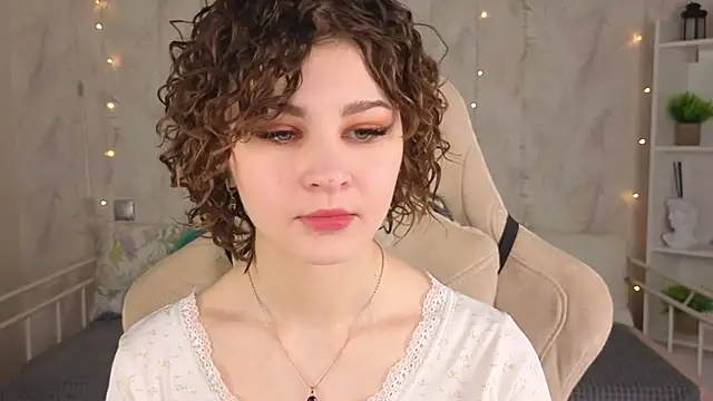 Snapshot of Kira__Fluffy chatting on May 30, 5:37 am Kira Fluffy online show from May 30, 5:37 am