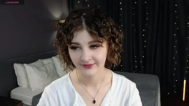 Snapshot of Kira__Fluffy chatting on June 6, 12:05 am Kira Fluffy online show from June 6, 12:05 am