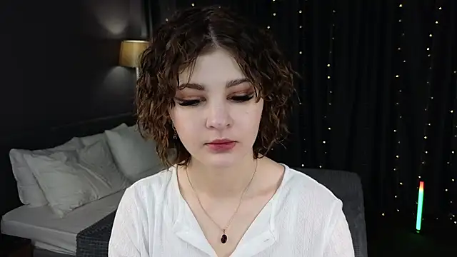 Snapshot of Kira__Fluffy chatting on June 7, 12:04 am Kira Fluffy online show from June 7, 12:04 am