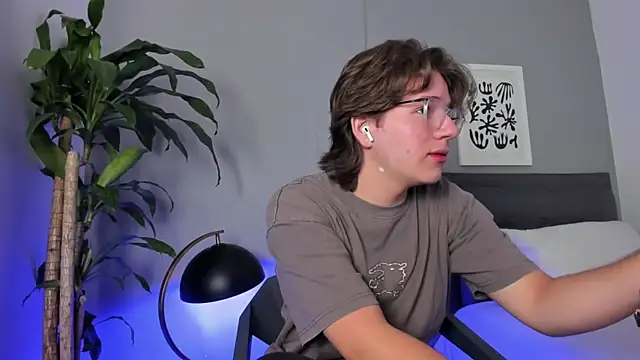 Snapshot of LucasMoraless chatting on May 28, 1:52 pm LucasMoraless online show from May 28, 1:52 pm
