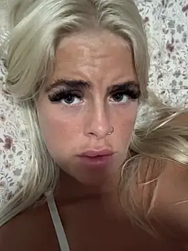 Snapshot of Blondiepeachx chatting on August 3, 11:52 pm Blondiepeachx online show from August 3, 11:52 pm