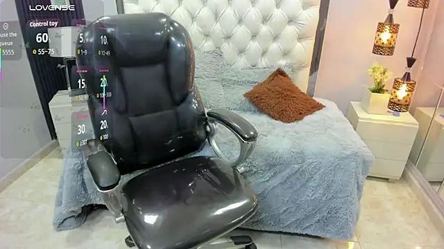 Naomii 32 online show from May 15, 6:04 pm