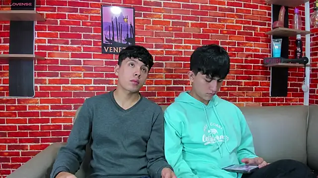 Hoot boyss  online show from May 22, 7:41 pm