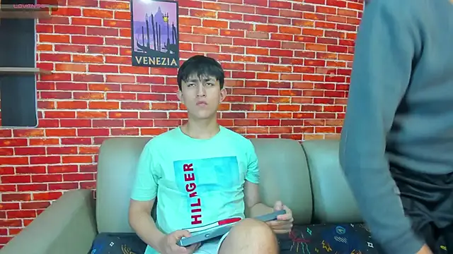 Hoot boyss  online show from May 23, 8:35 pm
