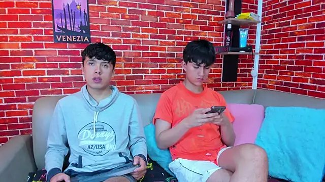 Hoot boyss  online show from May 31, 7:48 pm