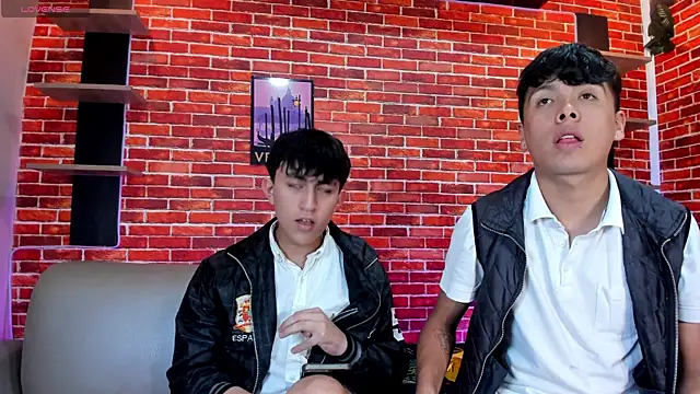 Snapshot of Hoot_boyss_ chatting on July 18, 8:01 pm Hoot boyss online show from July 18, 8:01 pm