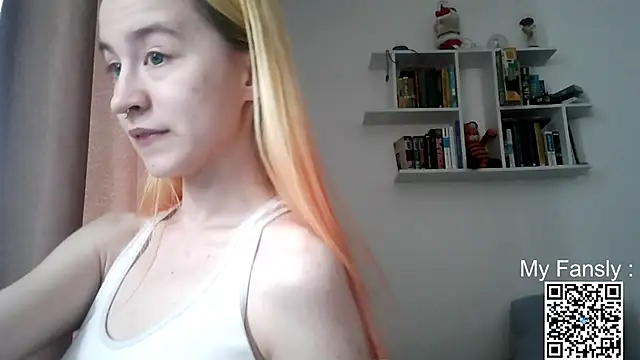 Snapshot of Emilya201 chatting on May 18, 4:07 am Emilya201 online show from May 18, 4:07 am