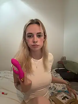 Snapshot of Lolabunnyblondie chatting on June 4, 6:14 pm Lolabunnyblondie online show from June 4, 6:14 pm