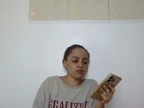 Snapshot of silk_couple1 chatting on June 25, 3:28 am silk couple1 online show from June 25, 3:28 am