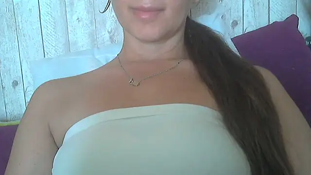Snapshot of Bella--White chatting on June 5, 6:52 am Bella--White online show from June 5, 6:52 am