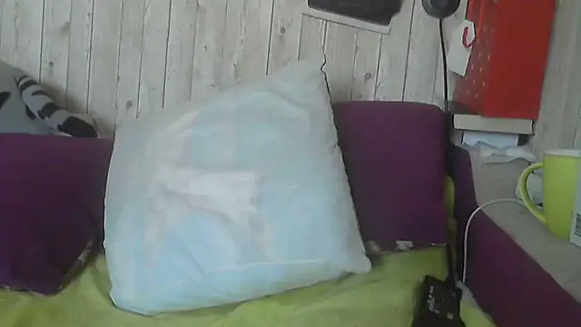 Snapshot of Bella--White chatting on June 8, 5:30 am Bella--White online show from June 8, 5:30 am