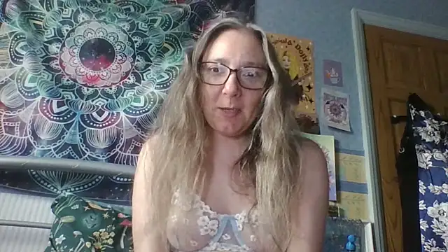 Snapshot of Izzylove47 chatting on June 5, 9:26 am Izzylove47 online show from June 5, 9:26 am