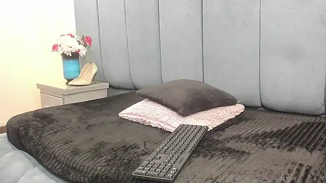 Snapshot of ZoeSmiitt chatting on July 6, 1:19 pm ZoeSmiitt online show from July 6, 1:19 pm
