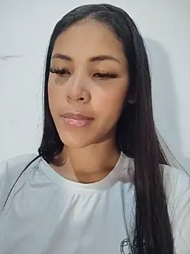 Snapshot of lusinee_ chatting on June 18, 5:19 am lusinee online show from June 18, 5:19 am