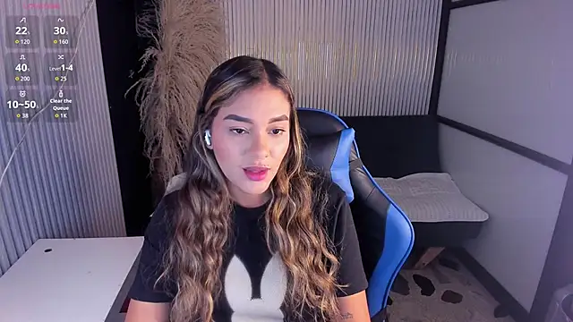 Snapshot of SophieWatson_ chatting on June 22, 1:52 pm SophieWatson online show from June 22, 1:52 pm