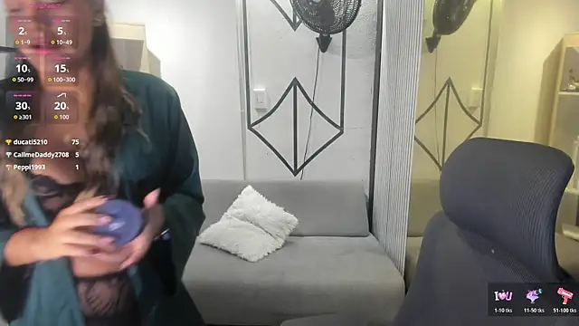 Snapshot of SophieWatson_ chatting on June 27, 1:17 pm SophieWatson online show from June 27, 1:17 pm
