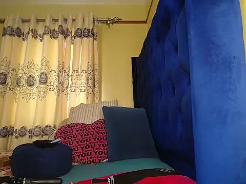 Snapshot of Petitebaibe23 chatting on June 1, 9:11 am Petitebaibe23 online show from June 1, 9:11 am