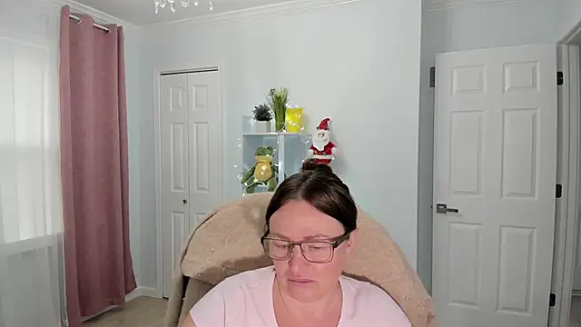 Snapshot of Vika73 chatting on December 10, 3:44 pm Vika73 online show from December 10, 3:44 pm