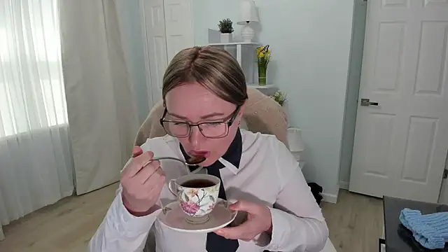 Snapshot of Vika73 chatting on March 13, 4:23 pm Vika73 online show from March 13, 4:23 pm