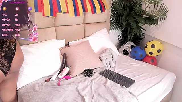 Snapshot of Molly__Beauty chatting on June 23, 12:47 pm Molly Beauty online show from June 23, 12:47 pm