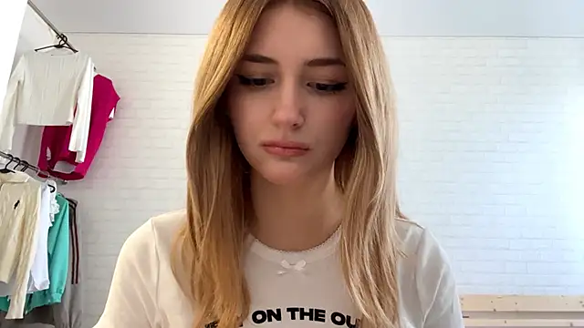 Snapshot of CicelyScolnik chatting on May 19, 12:22 pm CicelyScolnik online show from May 19, 12:22 pm
