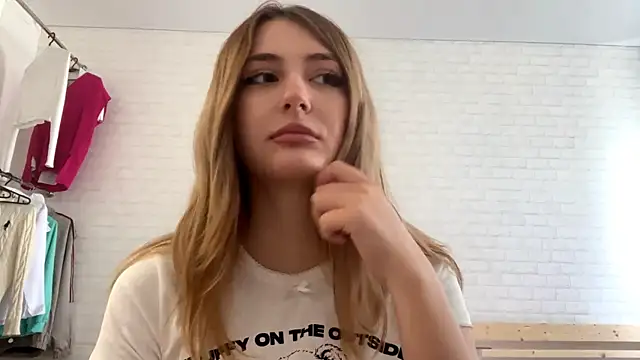 Snapshot of CicelyScolnik chatting on May 31, 10:33 am CicelyScolnik online show from May 31, 10:33 am
