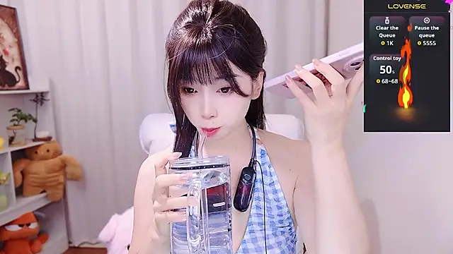 Snapshot of August_cat chatting on May 31, 9:27 pm August cat online show from May 31, 9:27 pm