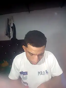 soymartinez2004 online show from May 18, 6:25 pm