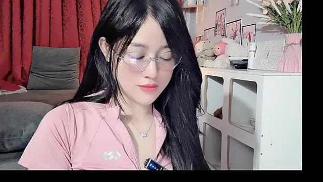Snapshot of Bee-Cherry chatting on May 28, 5:54 pm Bee-Cherry online show from May 28, 5:54 pm