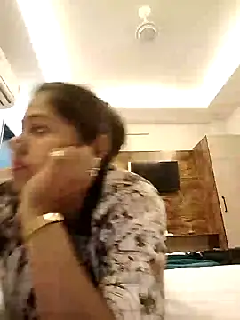 Snapshot of Miss_kirtii chatting on May 18, 7:47 am Miss kirtii online show from May 18, 7:47 am