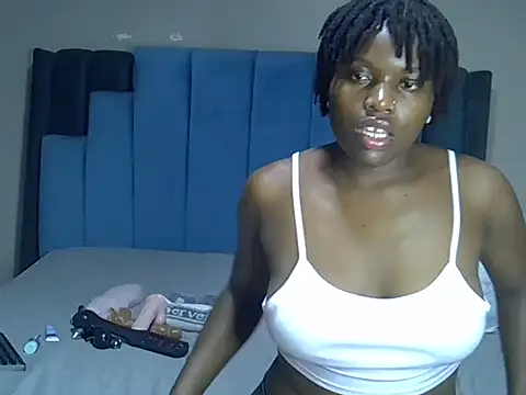 Snapshot of melanin_moon chatting on May 22, 12:29 am melanin moon online show from May 22, 12:29 am