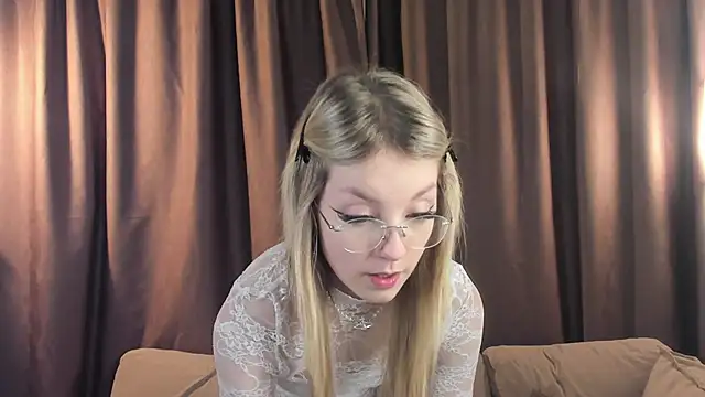 Snapshot of NovaOliphant chatting on May 31, 9:49 pm NovaOliphant online show from May 31, 9:49 pm
