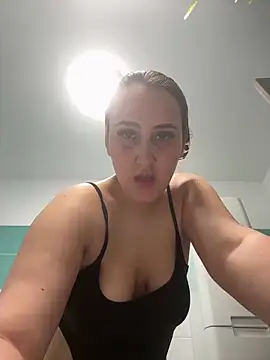 Snapshot of SweetTerrea chatting on June 3, 9:53 pm SweetTerrea online show from June 3, 9:53 pm